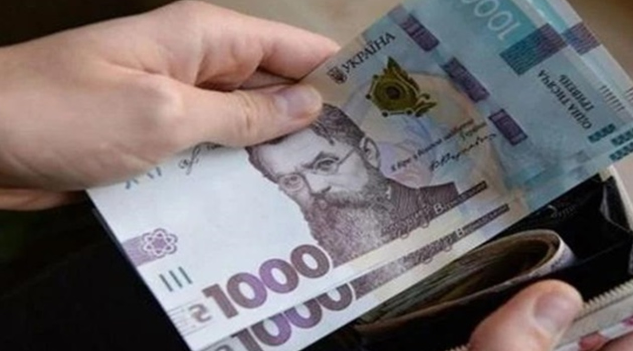 Мінімальна зарплата в Україні у 2025 році – лише 8 000 грн. Як вижити на мінімалку? Економія, соціальні пільги, додаткові підробітки та реальні поради.