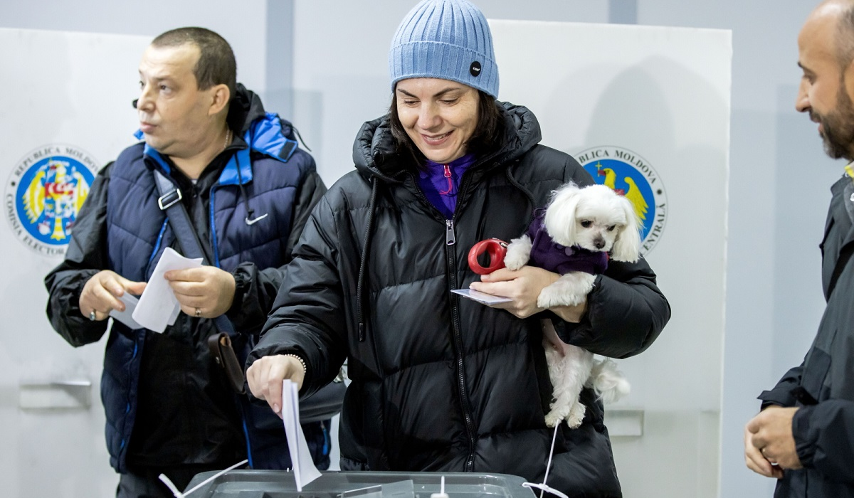 Росія намагається втрутитися в парламентські вибори Молдови через сумнівних спостерігачів. Дізнайтесь, хто приїхав і з якою метою.