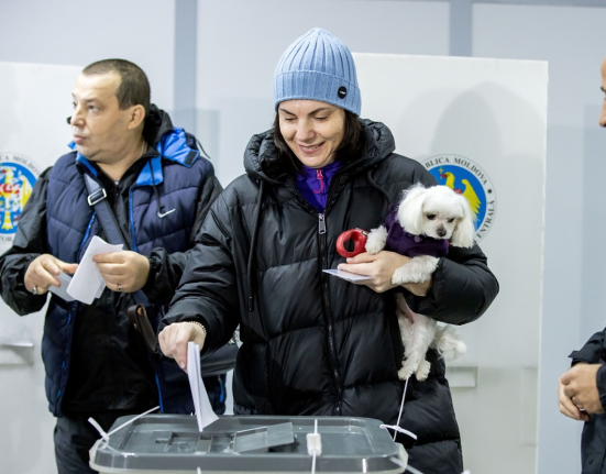 Росія намагається втрутитися в парламентські вибори Молдови через сумнівних спостерігачів. Дізнайтесь, хто приїхав і з якою метою.