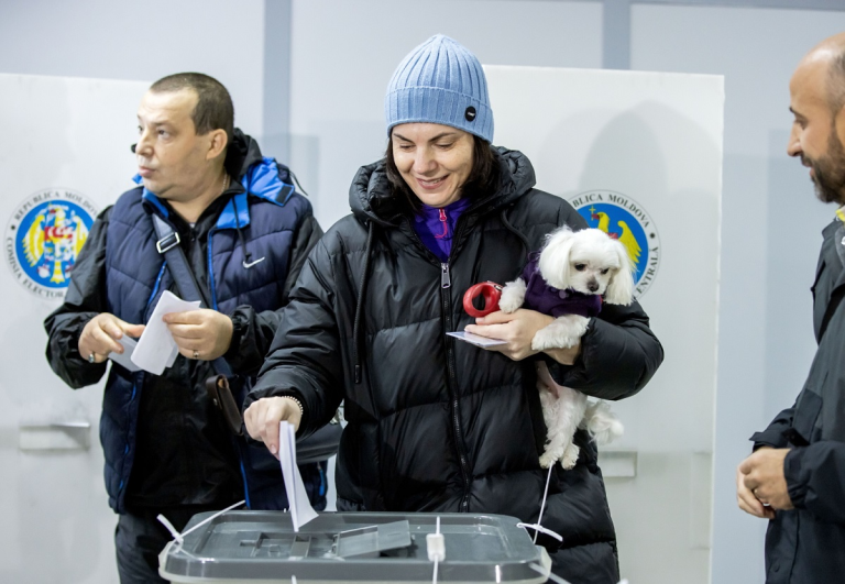 Росія намагається втрутитися в парламентські вибори Молдови через сумнівних спостерігачів. Дізнайтесь, хто приїхав і з якою метою.