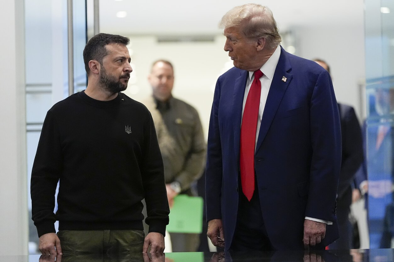 Дональд Трамп висловив чітку підтримку праву України на удари по російській енергетичній інфраструктурі у відповідь на агресію. Деталі заяви Зеленського.