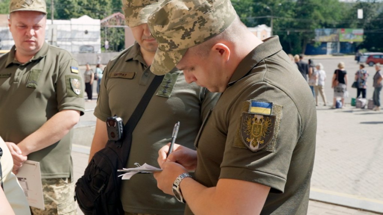В Україні вводяться нові правила для автоматичної постановки військовозобов'язаних на облік. Зміни торкнуться громадян віком 25-60 років і молоді до 17 років.