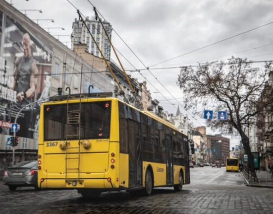 Як доїхати з правого на лівий берег Києва під час повітряної тривоги. Список маршрутів автобусів, тролейбусів та електрички.
