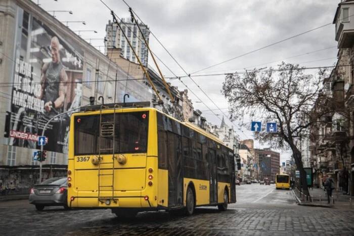 Як доїхати з правого на лівий берег Києва під час повітряної тривоги. Список маршрутів автобусів, тролейбусів та електрички.