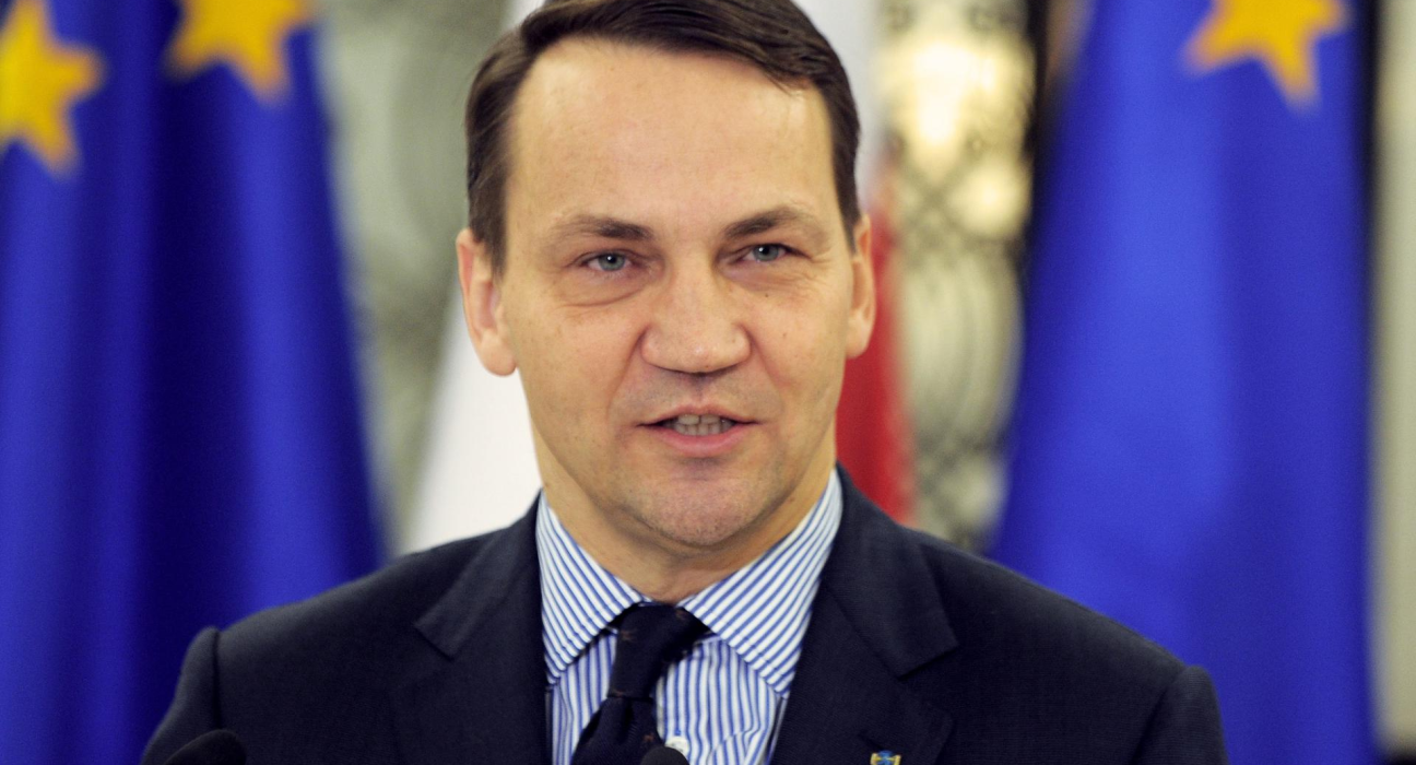 Міністр закордонних справ Польщі Радослав Сікорський заявив, що НАТО і ЄС мають розглянути можливість створення безпольотної зони над Україною.