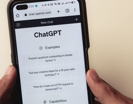 OpenAI запускає обов’язкову паспортну перевірку в ChatGPT. Неповнолітніх автоматично переведуть у «дитячий» режим із безпечним контентом.