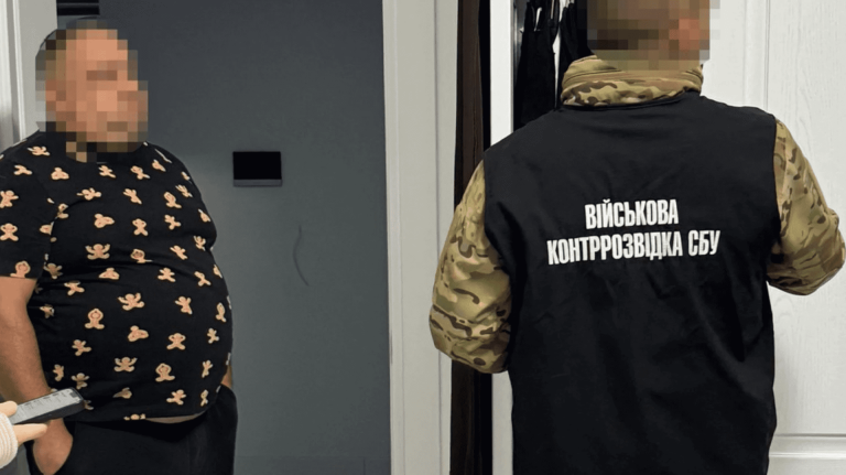 СБУ викрила начальника ТЦК та депутата на Прикарпатті: хабарі за військовий квиток, довідку про інвалідність і проходження ВЛК.