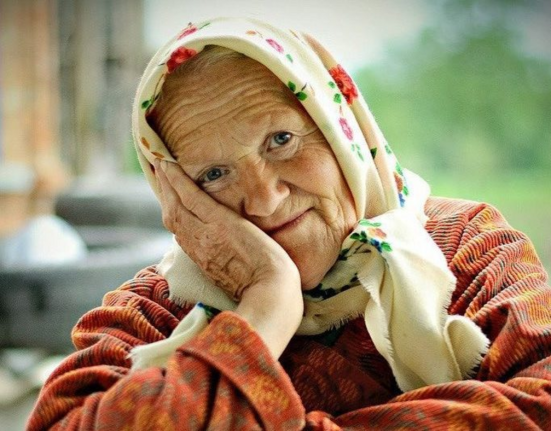 З 1 січня 2026 року мінімальна пенсія в Україні становитиме 2595 грн. Уряд також підвищує прожитковий мінімум для різних категорій населення.