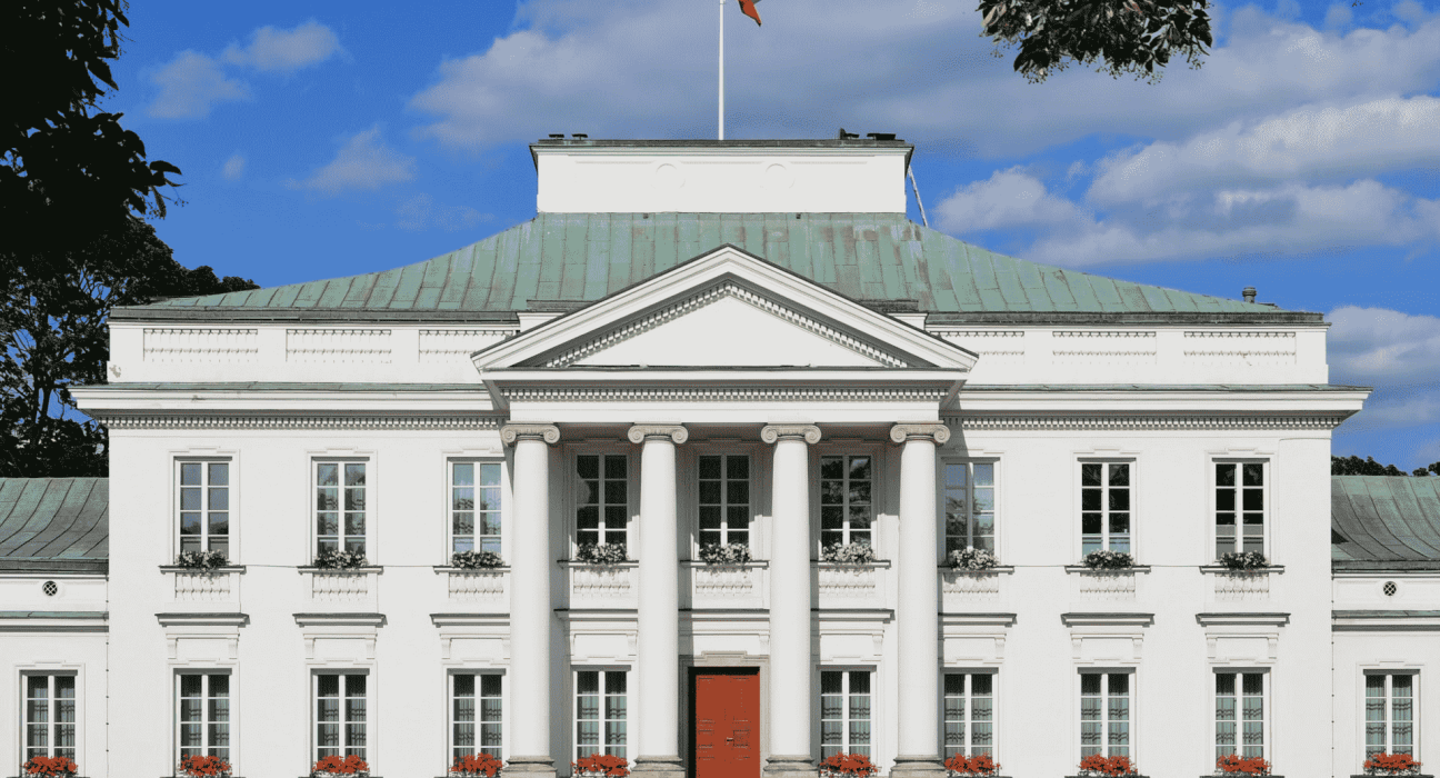 Чому 21-річного українця депортували з Польщі за запуск дрона над урядовими будівлями у Варшаві. Йому заборонили в’їзд у Шенген на 5 років.