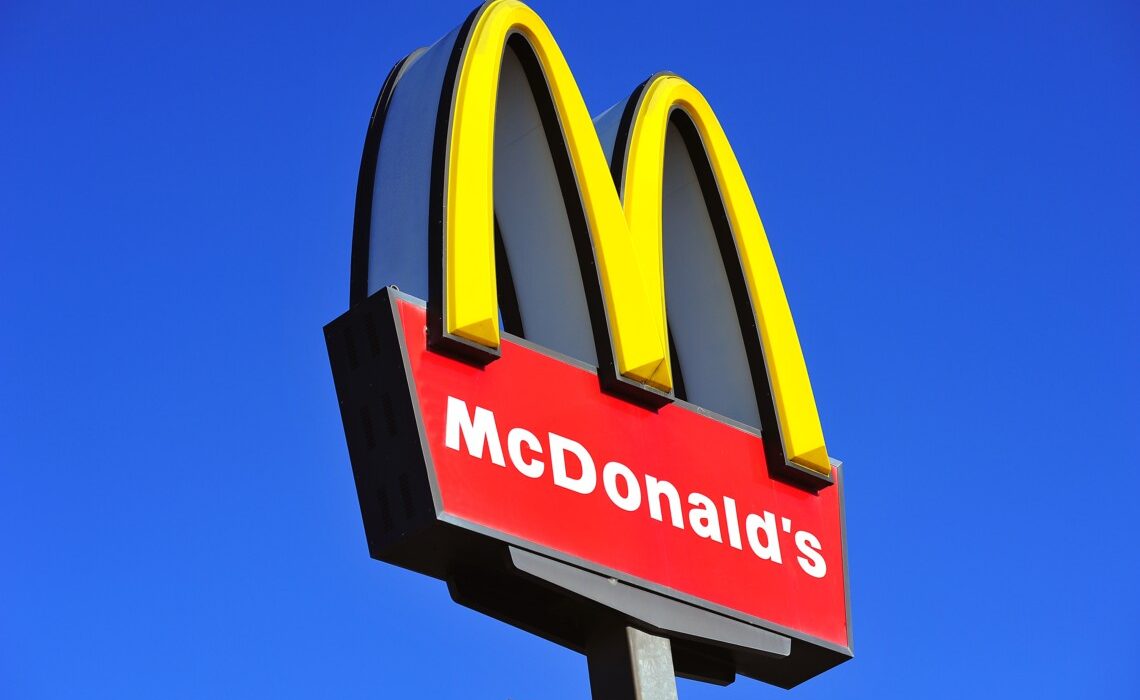 Нове меню McDonald's до Чемпіонату світу з футболу: ціни, стакани та Happy Meal