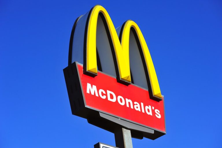 Нове меню McDonald's до Чемпіонату світу з футболу: ціни, стакани та Happy Meal