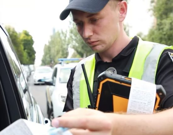 Telegram-канали поширюють фейк, що водіїв зобов’яжуть обміняти свої «безстрокові» посвідчення. Деталі та правда про ситуацію в Україні.