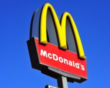 McDonald’s вперше додає енергетики Red Bull до свого меню: склад, ціна та чи з’являться в Україні
