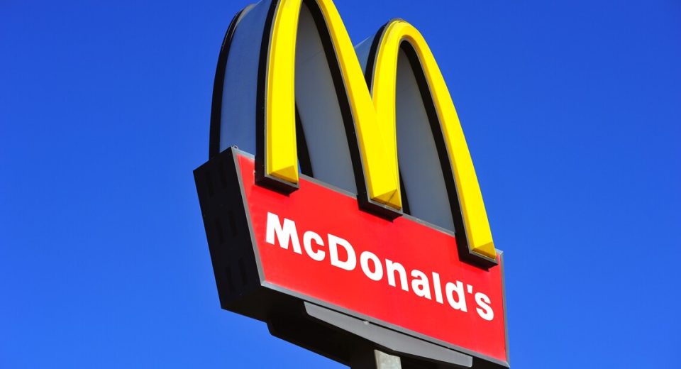 McDonald’s вперше додає енергетики Red Bull до свого меню: склад, ціна та чи з’являться в Україні