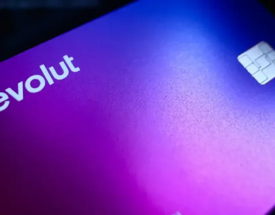 Revolut призупиняє надання послуг в Україні: що зміниться для клієнтів та як вивести кошти