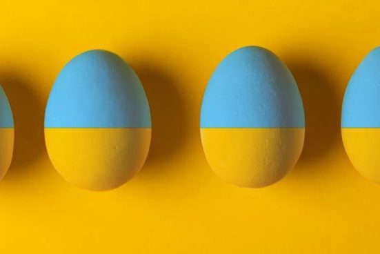 Як зробити жовто-блакитні яйця на Великдень: прості та безпечні ідеї