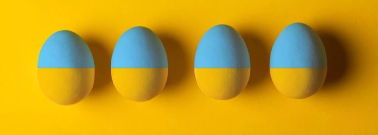 Як зробити жовто-блакитні яйця на Великдень: прості та безпечні ідеї
