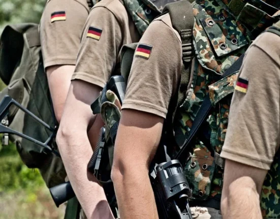 Чому у Німеччині чоловікам заборонили тривалі поїздки без згоди армії?