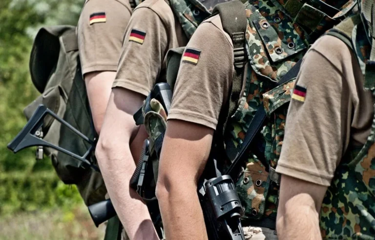 Чому у Німеччині чоловікам заборонили тривалі поїздки без згоди армії?