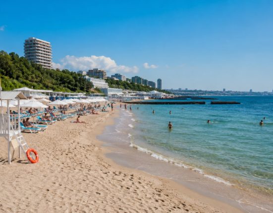 Де купатися в Одесі 2026: список відкритих пляжів, адреси та що з озерами