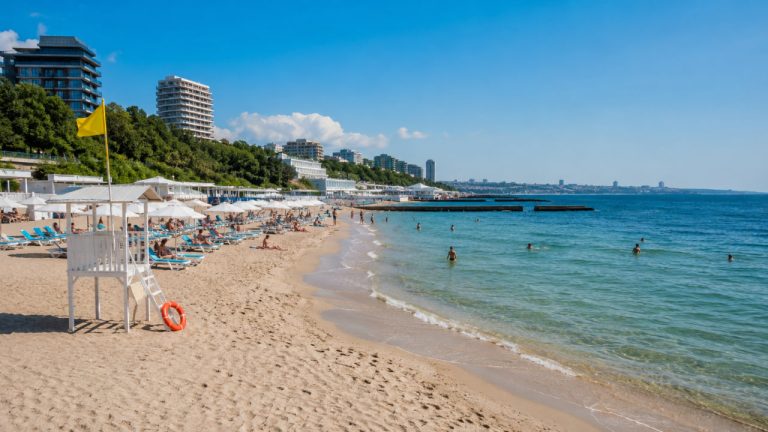 Де купатися в Одесі 2026: список відкритих пляжів, адреси та що з озерами