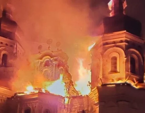 У Києві після атаки з боку Росії загорілася Києво-Печерська лавра: що відомо про наслідки (фото)