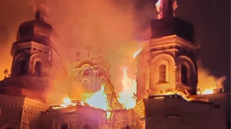 У Києві після атаки з боку Росії загорілася Києво-Печерська лавра: що відомо про наслідки (фото)