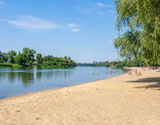 Де купатися в Полтаві влітку 2026: список пляжів, ціни, маршрути та безпека