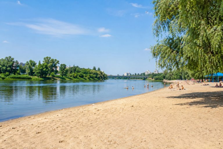 Де купатися в Полтаві влітку 2026: список пляжів, ціни, маршрути та безпека