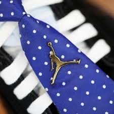 Nike випустила незвичайні Air Jordan 1 Low «Suit & Tie»: кросівки у стилі ділового костюма (фото)