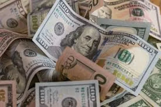 Курс долара перевищив 45 грн: чого чекати українцям далі
