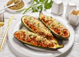 Що приготувати з кабачків: човники з куркою, сиром і помідорами