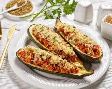 Що приготувати з кабачків: човники з куркою, сиром і помідорами