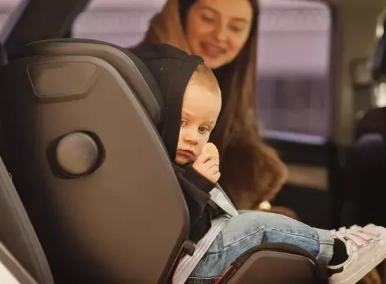 До якого віку потрібне дитяче крісло в автомобілі в Україні та який штраф загрожує водієві