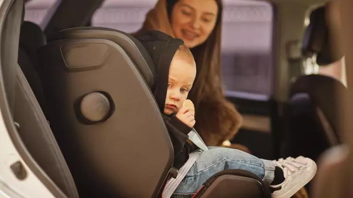 До якого віку потрібне дитяче крісло в автомобілі в Україні та який штраф загрожує водієві