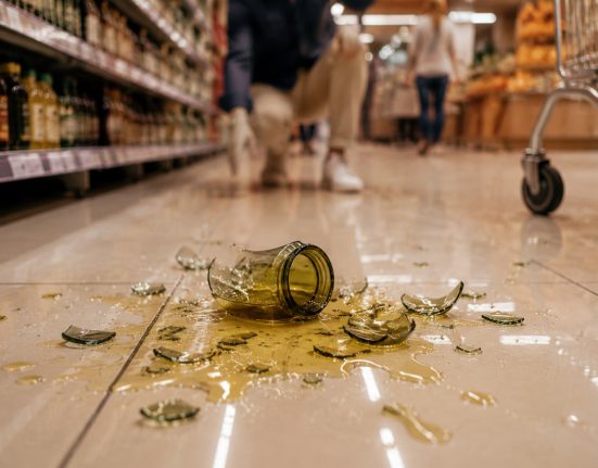 Розбили товар у магазині: чи зобов’язані ви платити та що говорить закон