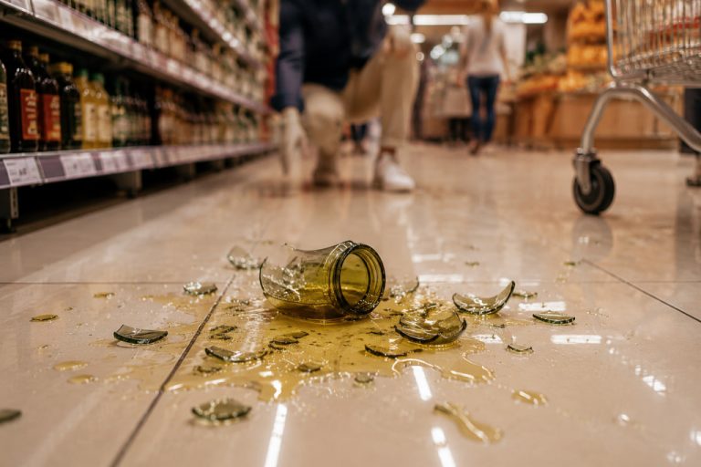 Розбили товар у магазині: чи зобов’язані ви платити та що говорить закон