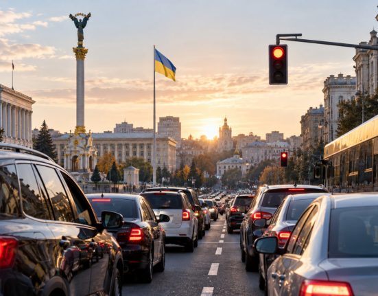 У Києві транспорт щодня зупинятимуть на хвилину: де і коли запровадять нове правило