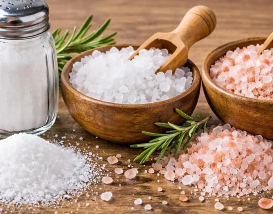 Яка сіль корисніша — морська чи кухонна: головна різниця продуктів