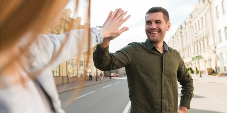 Як правильно говорити українською: «навзаєм» чи «взаємно»