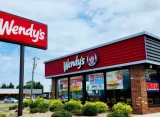 Wendy’s знову почала продавати бургер із 9 котлетами: де його можна скуштувати та скільки коштує легендарний T-Rex Burger