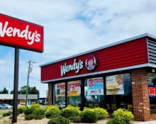 Wendy’s знову почала продавати бургер із 9 котлетами: де його можна скуштувати та скільки коштує легендарний T-Rex Burger