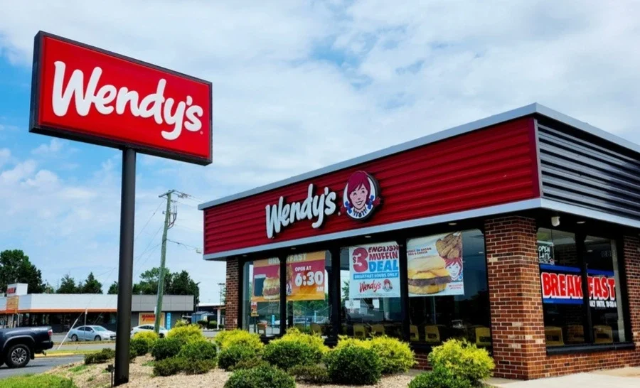 Wendy’s знову почала продавати бургер із 9 котлетами: де його можна скуштувати та скільки коштує легендарний T-Rex Burger
