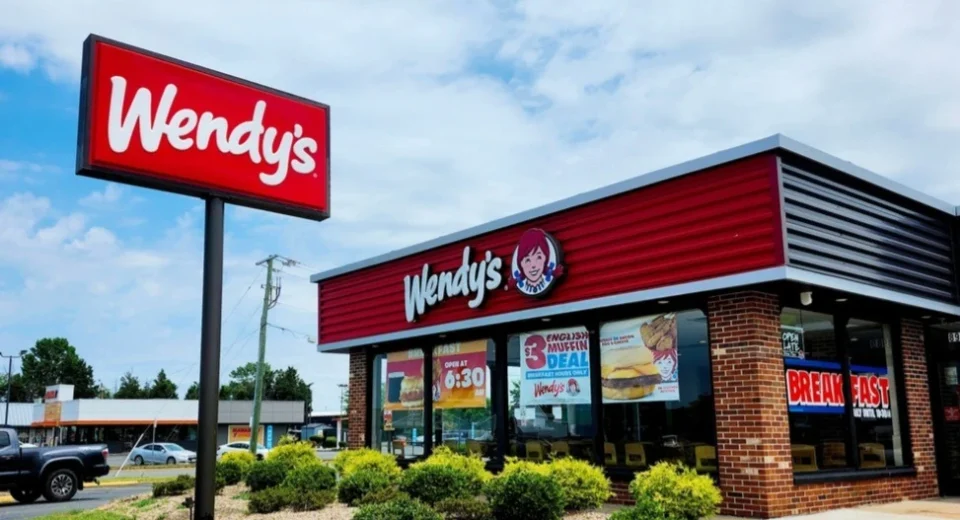 Wendy’s знову почала продавати бургер із 9 котлетами: де його можна скуштувати та скільки коштує легендарний T-Rex Burger