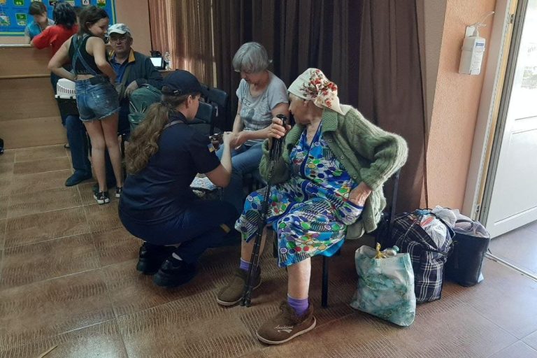Переселенці з окупованих територій Харківщини та Луганщини під час евакуації