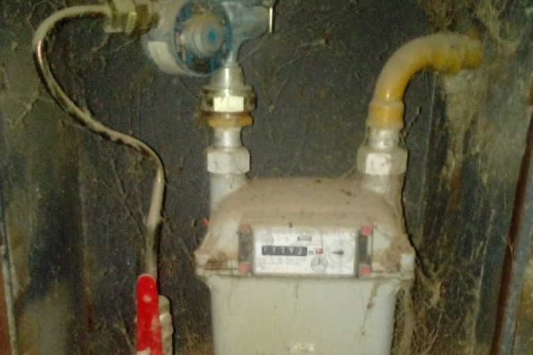 Побутовий газовий лічильник на трубі