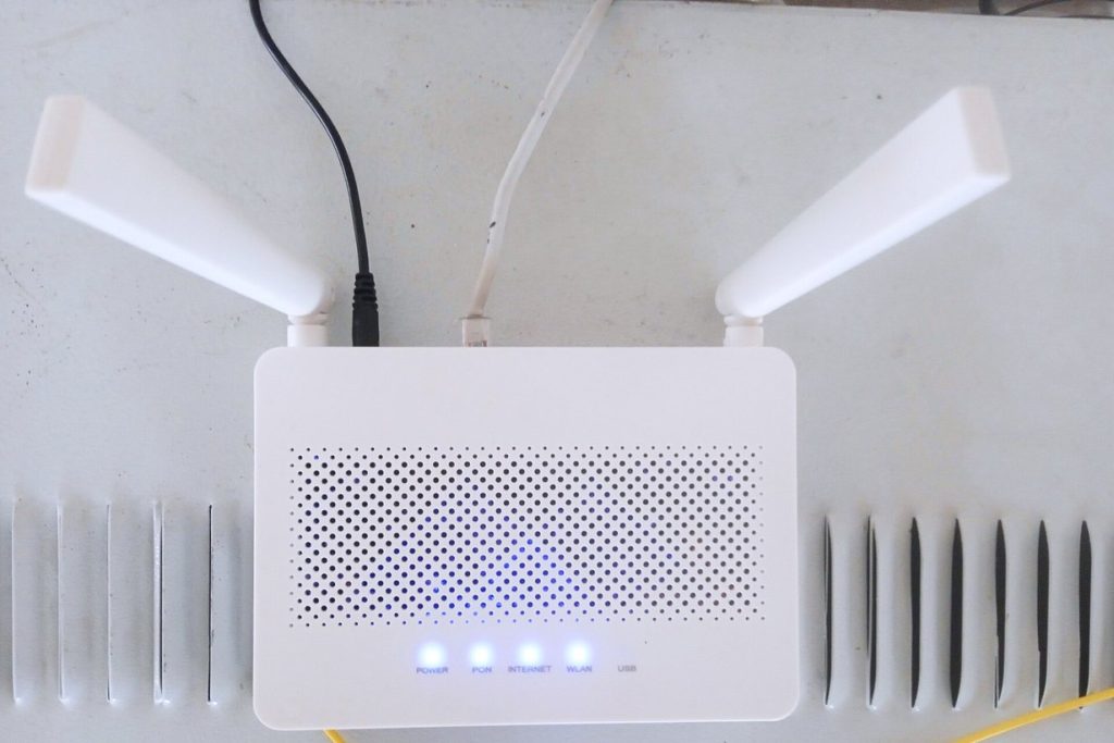 Wi-Fi роутер домашнього інтернету з увімкненими індикаторами