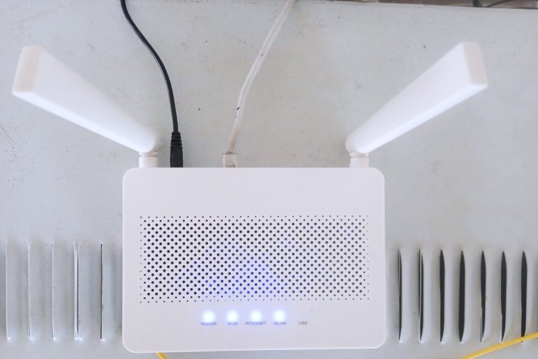 Wi-Fi роутер домашнього інтернету з увімкненими індикаторами