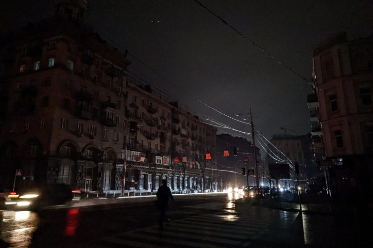 Темна вулиця Києва під час відключення світла
