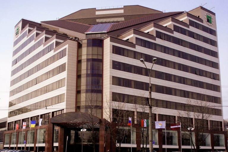 Головний офіс ПриватБанку в Дніпрі